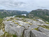 Trig-punkt rett sør for toppen. Utsikt til Langavatnet og Liaknuten.