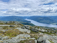 Utsikt mot Hylsfjorden. Vi ser fra venstre Røldalsåta, Skaulen, Snønuten og Såta.