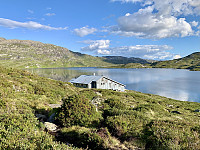 Hytta ligger fint til ved Storevatn.