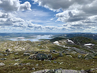 Utsikt sørover mot Rosskreppfjorden. Hilleknuten helt til høyre.