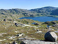 Utsikt mot Storevatn og Heibergtunet (midt i bildet).