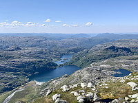 Utsikt mot sørvest. Vi ser Nedre Moen og Moavatnet. Lenger sørvest ser vi utløpet av Jøsenfjorden, Øksnafjellet og Gunlanuten.