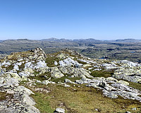 I nordøst ser vi Såta, Snønuten, Kringlenuten, Leirnuten og Grønafjellet.