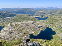 Utsikt mot Napatjørna, Midtnutevatnet og Sandsavatnet. Hustveitsåta bak til høyre.