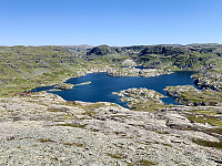 Utsikt mot Stranddalsvatnet. Til venstre ser vi Stranddalshytta. Litt til venstre for midten ser vi Pjåkavassheia.