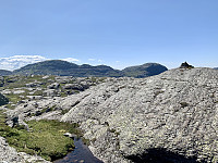 Liten varde. Midtnuten og Månastølnuten i bakgrunnen.