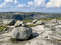Litt vest for den store varden er det rester av et trig-punkt og en liten varde på ei steinblokk.