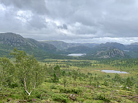 Utsikt sørøstover Tysdalsheia. Vi ser Furenesvatnet og fra venstre Krunefjell, Vardhusheia og Solknuten.