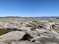 Utsikt nordover i et nakent steinlandskap. Vi ser Stora Blåfjell, Såta, Snønuten og Leirnuten.