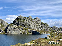 Fjellet sett over Mørkevatnet fra vest.