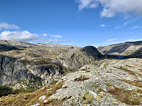 Utsikt mot Lysekammen. Brudlitjørnane i dalen til høyre. 