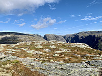 Dalaknuten sentralt i bildet Til høyre Lysedalen og Vardefjellet.