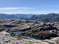Utsikt mot Lysefjorden (dalføret til venstre) og Svalafjellet til høyre.
