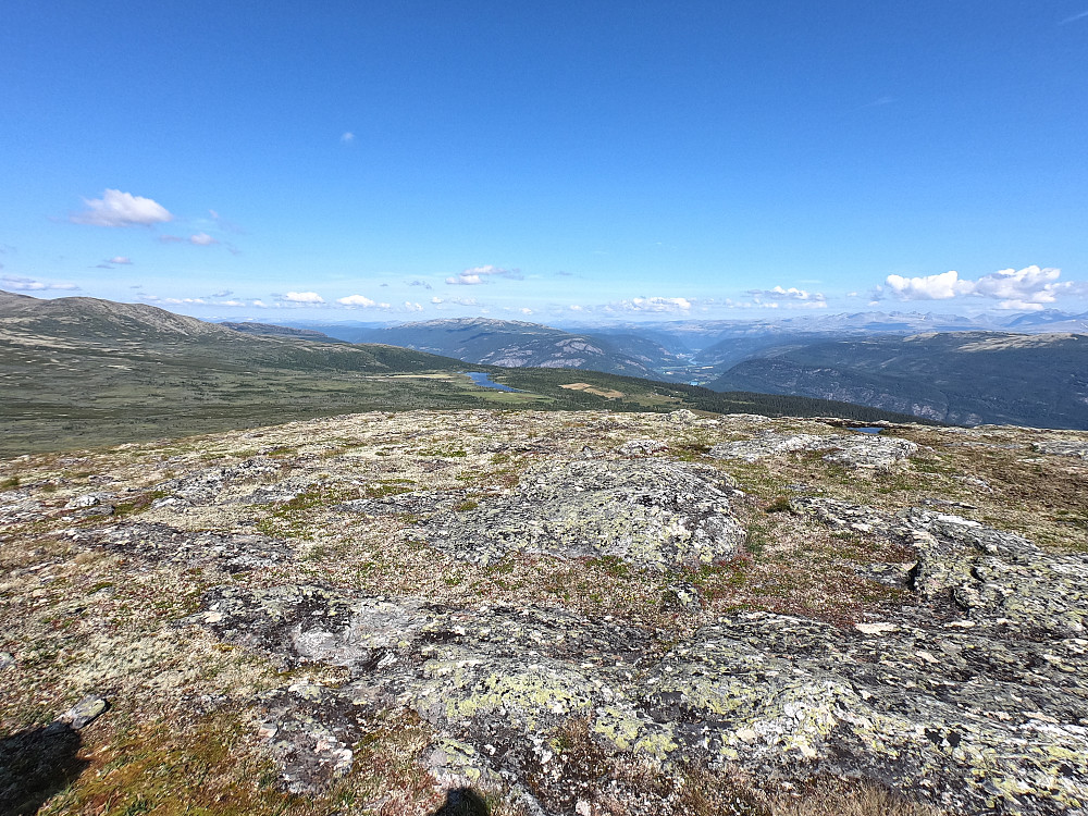 Utsikt nordover og ned i Gudbrandsdalen og Otta. Heidal og Søre Svartkampen litt til venstre, og Rondane oppe til høyre