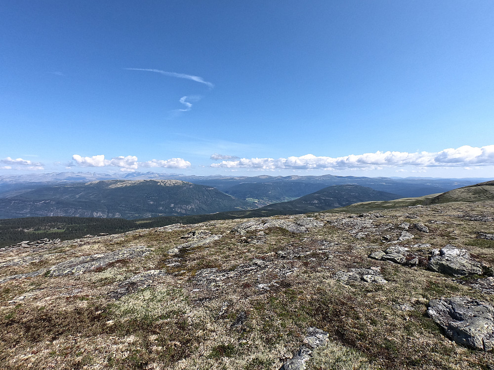 Utsikt ned mot Kvam delvis skjult bak Teigkampen. Vi ser også Rondane og Gråhøa lenger til høyre