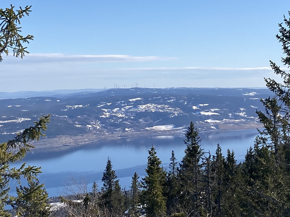 De nye vindmøllene på Engerfjellet preger horisonten