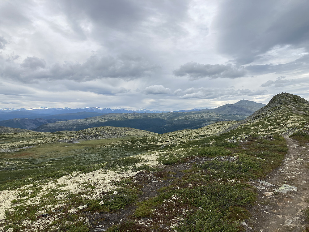 Tilbakeblikk mot Anaripiggen på vei opp til Karihaugen. Blåhøe i bakgrunnen og Jotunheimen med Glittertinden til venstre