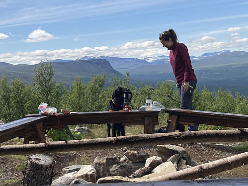 Sundtjønnhaugen er helt ærlig ikke spesielt utfordrende som topptur, men det er i hvertfall en fin gapahuk der med flott utsikt. 