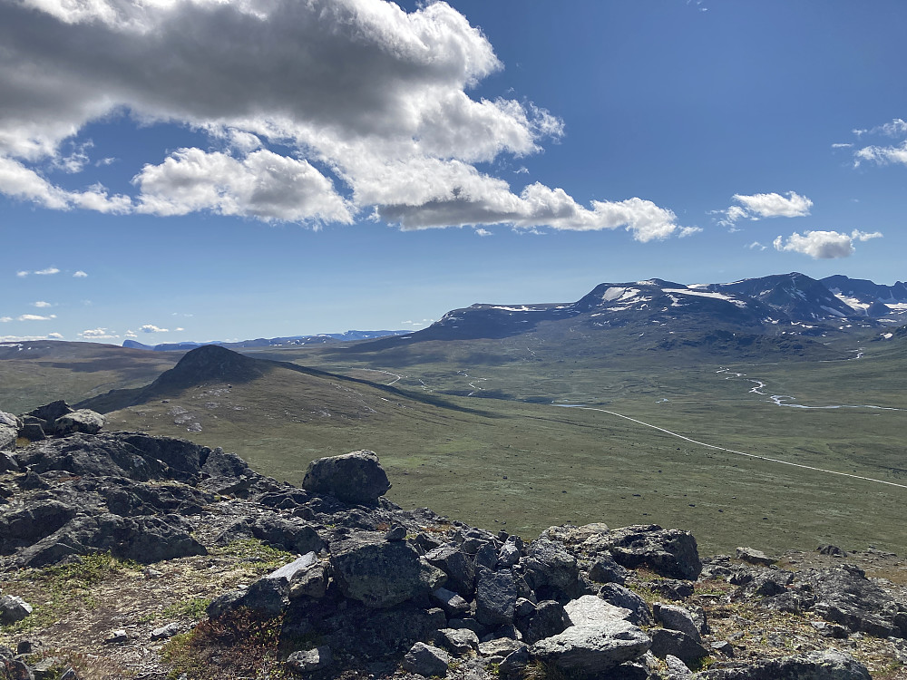 Fra Nordre mot Søre. I tillegg ser vi bl.annet Bitihorn, Rasletind, Mugna, Munken og Vestre Kalvehøgde.