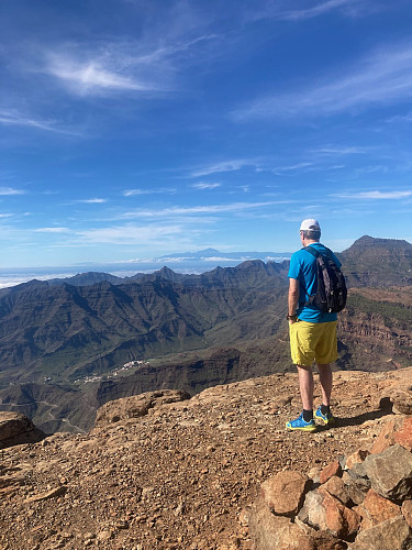 På kanten av stupet. Utsikt over til Tenerife og Pico del Teide