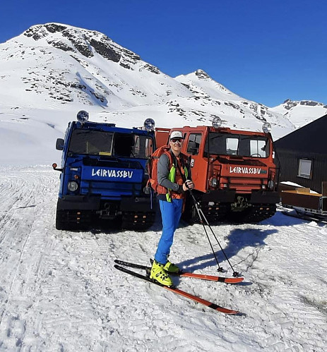 Klar for start utenfor Leirvassbu. Hva med å ta beltevogna oppover fjellet? Hadde vel ikke vært populært!