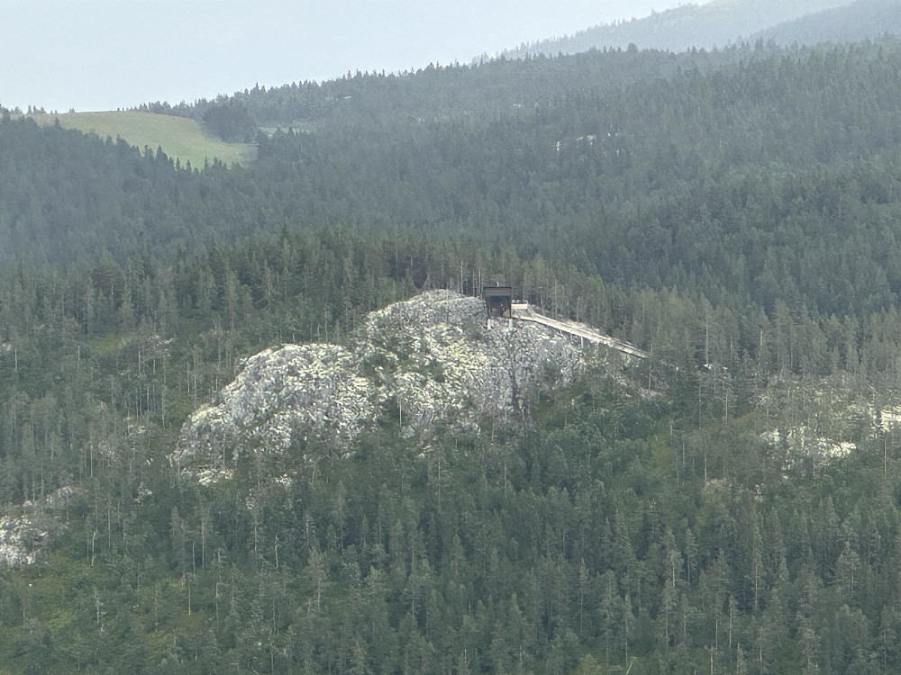 Zoom over på Eagle Nest Eco Lodge som ligger rett under Sershaugen