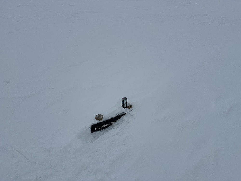 Mye snø ved Klovningsteinen. Stolpejakten er ferdig for i år, men stolpen står der fortsatt. Ekspedisjonsstolpe!