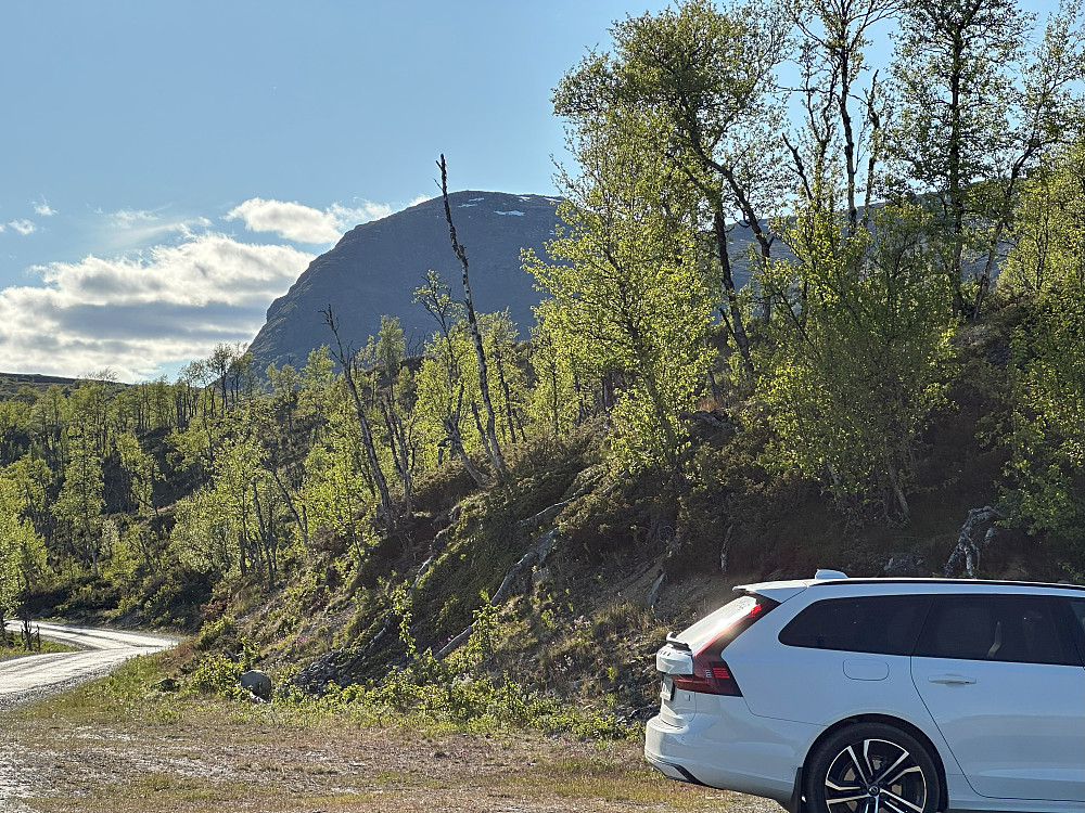 Tilbake til bilen på Jotunheimveien. Sørtoppen i bakgrunnen.