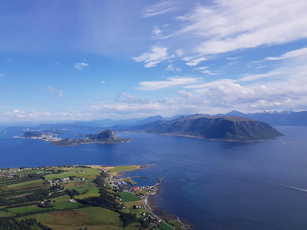 Utsikt mot Sukkertoppen og Vardane fra Godøya