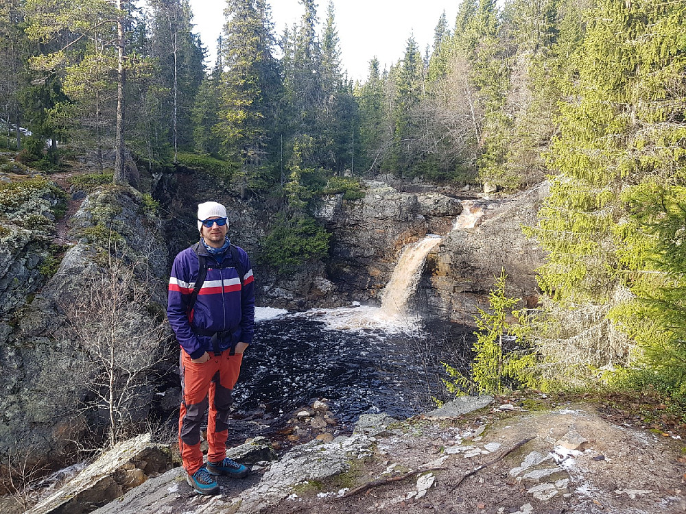 Hans Thorvald med fossen i bakgrunnen