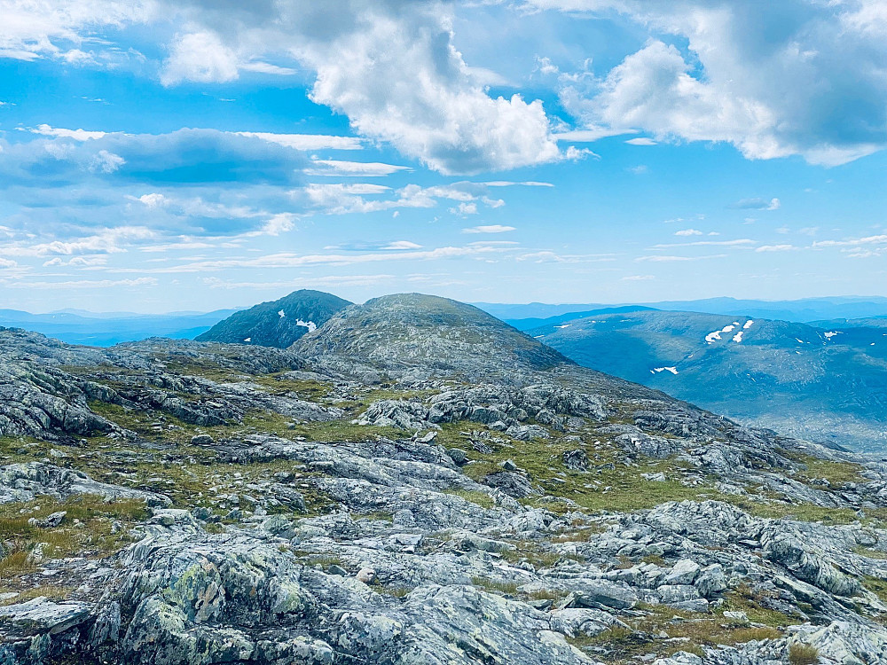 Fra Løysmundhatten i retning Midttoppen og Løysmundhatten sør. Lett og fint terreng.