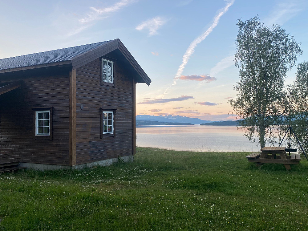 Basecamp med Røsvatnet - og Okstindan i det fjerne.