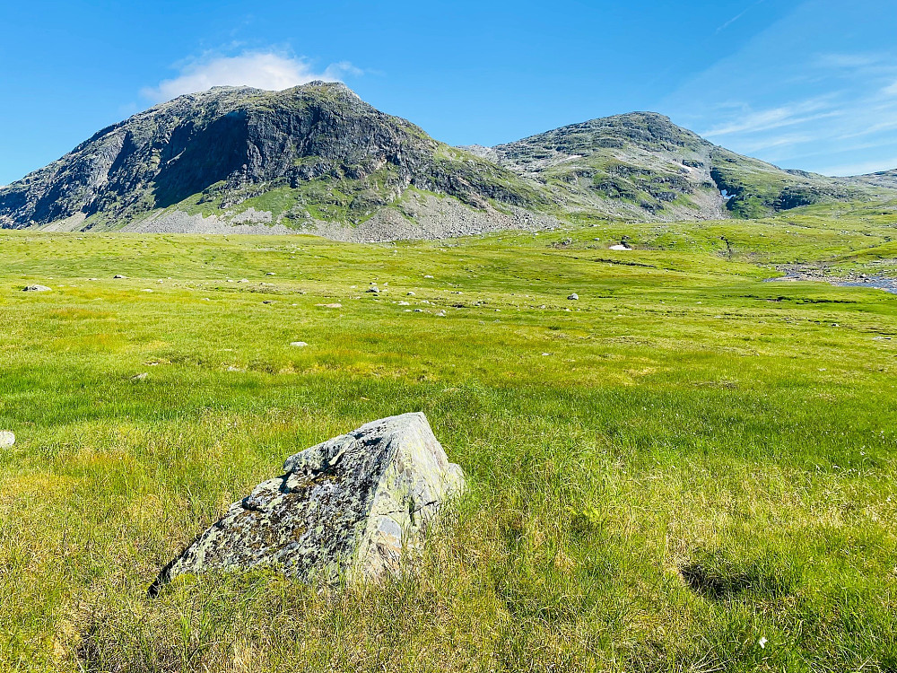 Siktet meg på å gå opp skaret midt i bildet - mellom Grunntjønna og Åerjie. 