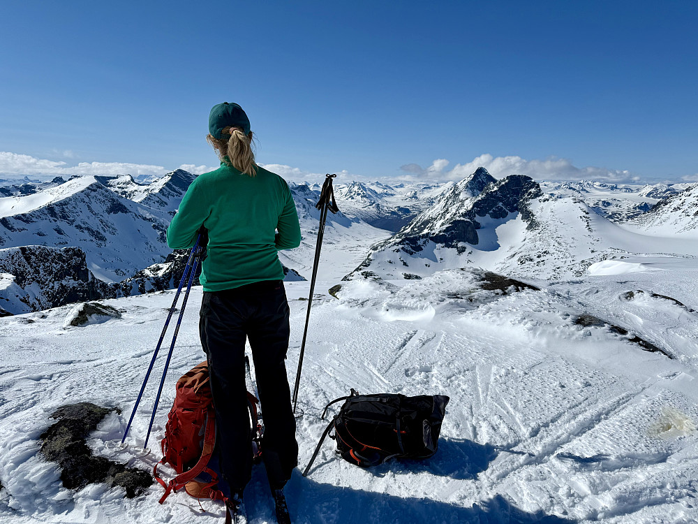 Ser mot Store Knutholstind og Svartdalen fra toppen