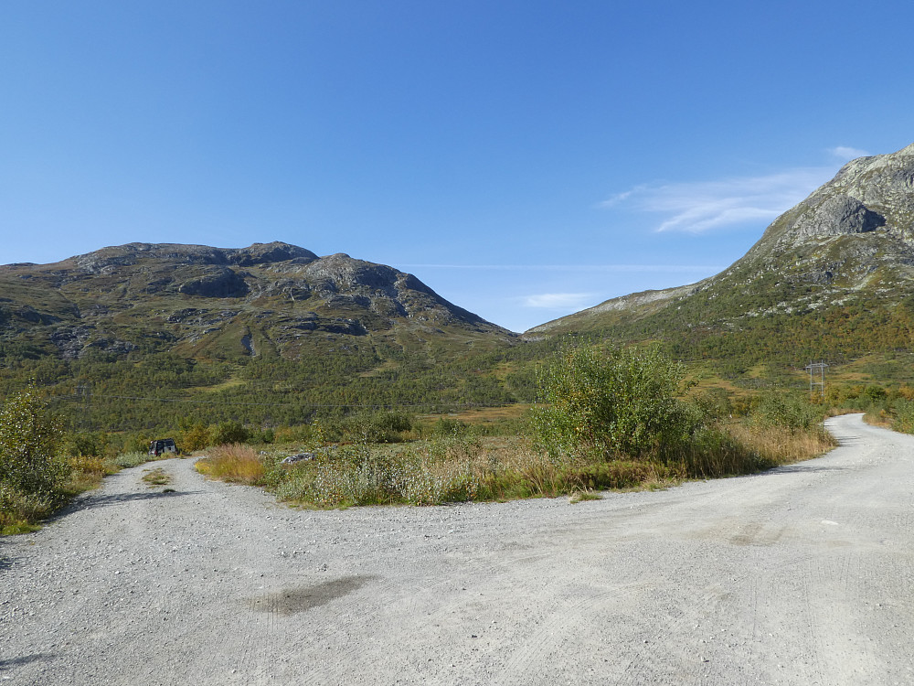 Ta veien til venstre i bildet. Deretter fin sti oppover Bjøbergdalen