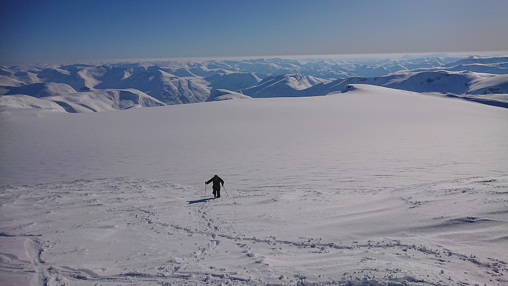 Siste 100 meterne til fotts og fjell så langt øye kan se