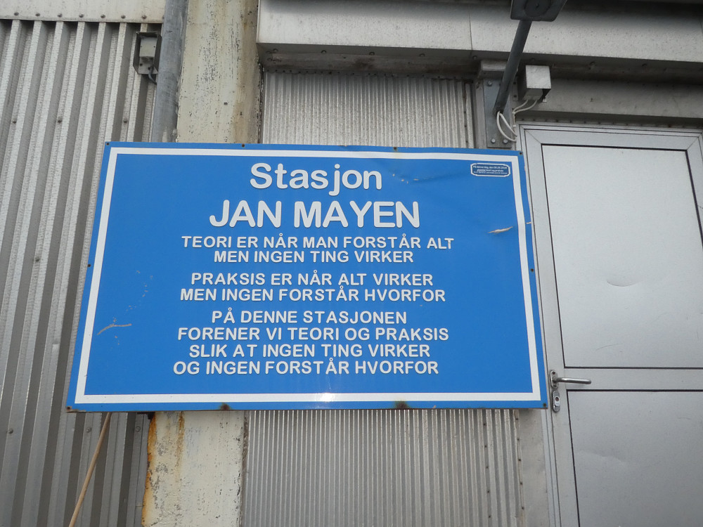 Visdomsord på stasjonen i Olonkinbyen