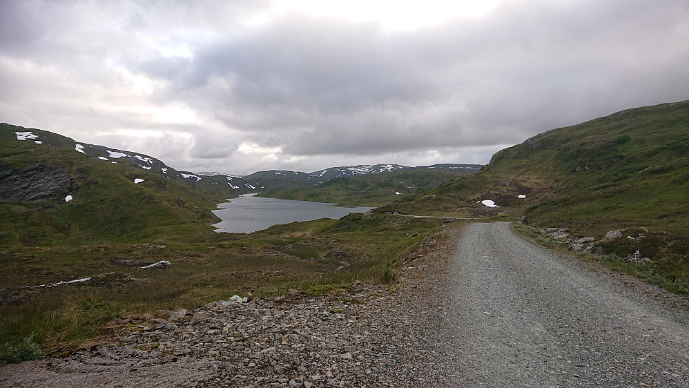 Selhamarvatnet sett fra veien