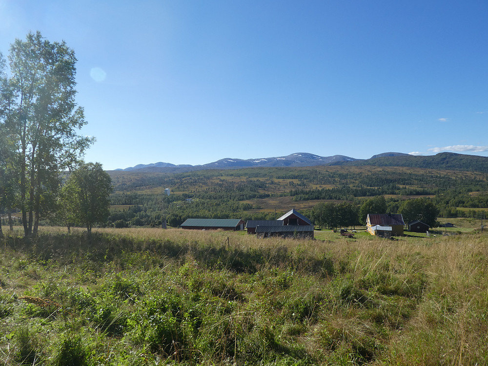 Gaundalen fjellgård med Skjækerfjella i bakgrunnen