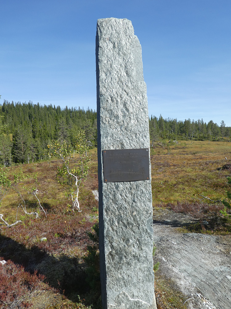 Bauta for Blåfjella-Skjækerfjella nasjonalpark  med Mette Marit sin signatur