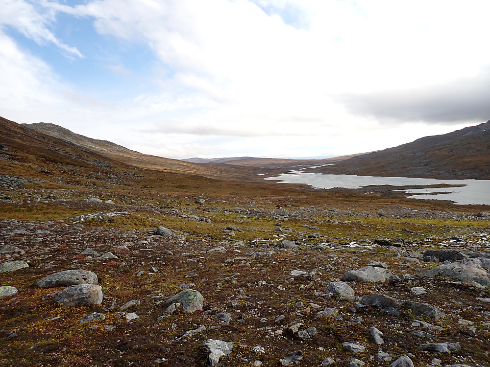 På vei tilbake til teltet, Jetnamsvannet sees