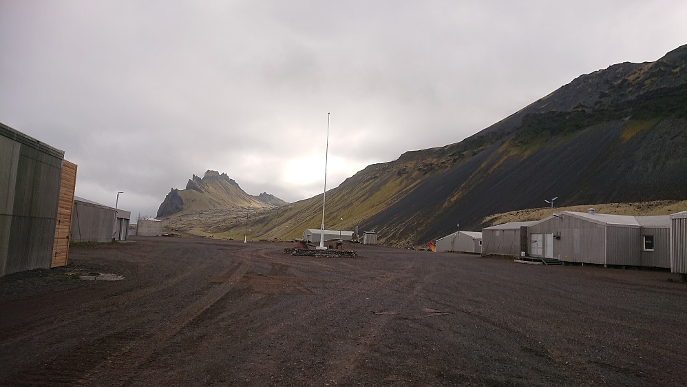 Avgang fra Olonkinbyen, Schiertzegga stikker opp