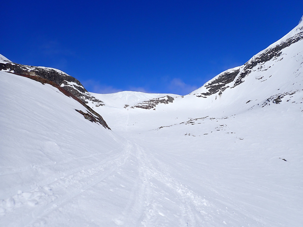Nede fra brefallet og nå er det knallblå himmel over breen
