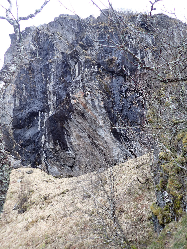 Under fjellet her ligger Grotta