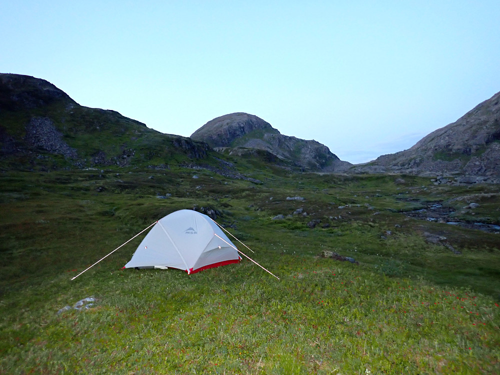 Teltplassen med Rundhaugen i bakgrunnen