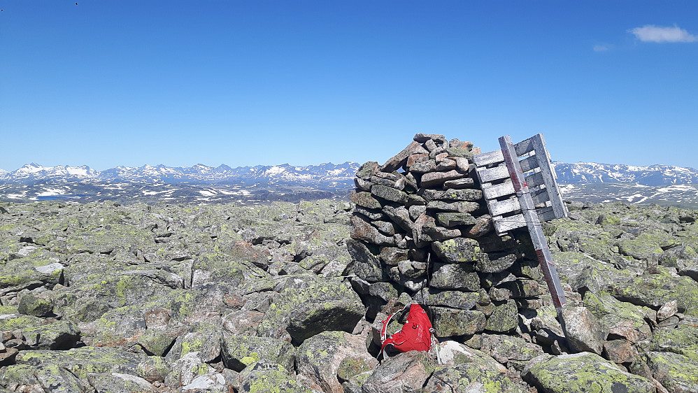 Kjedelig steinlandskappå toppen.