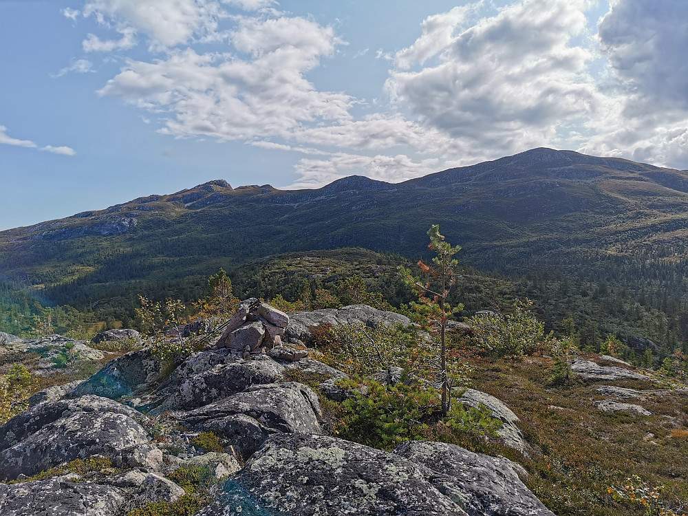 Gunnarstulnuten, Heksefjell i bakgrunnen