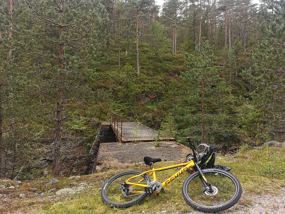 Her måtte jeg ta beina fatt.