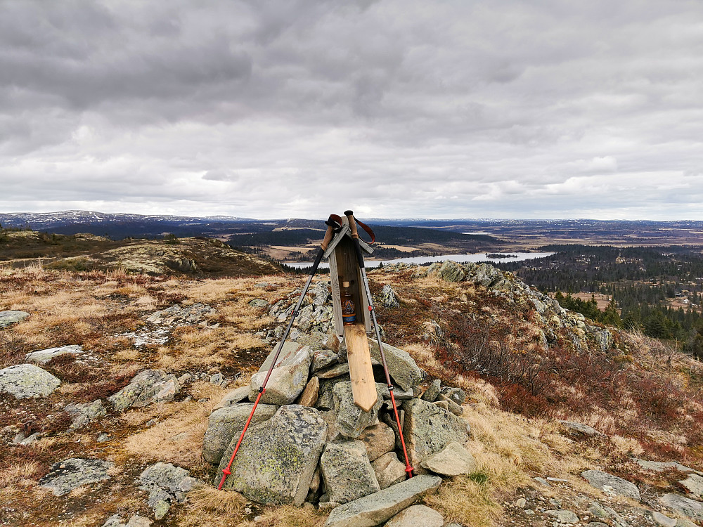 Toppen på Skinnfjellet Søndre med Akevitt