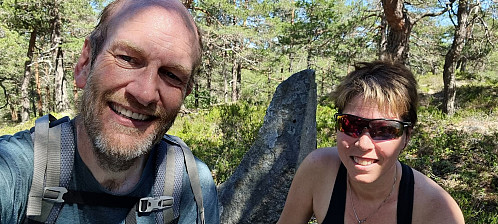 Toppselfie på Dalskufjell med en bitteliten vardelignende stein.